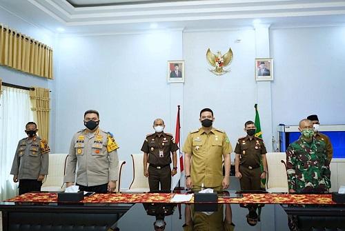 Wali Kota Medan Bersama Unsur Forkopimda Mengikuti Rakor Penegakan Disiplin Protokol Kesehatan dan Penanganan Covid-19